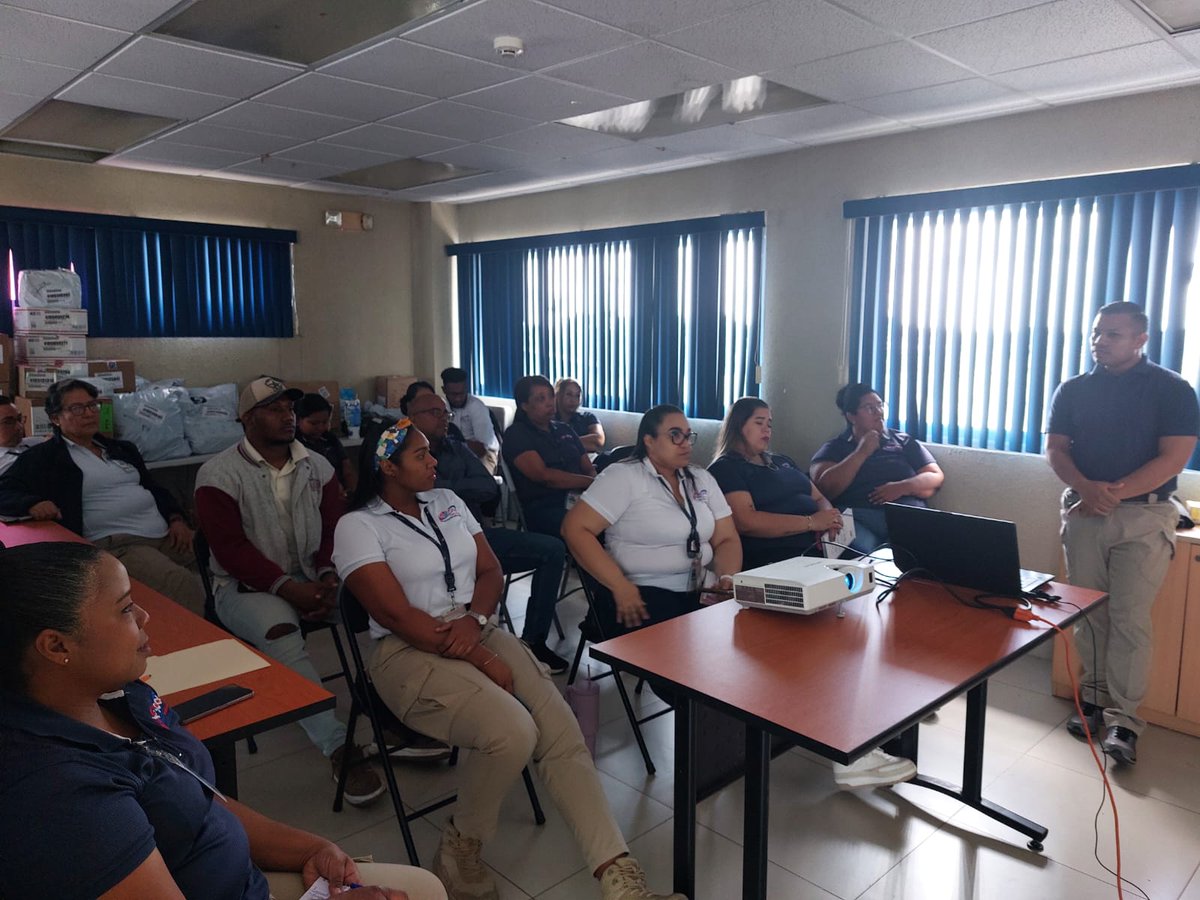 aduanaspanama's tweet image. Colaboradores de Aduanas reciben entrenamiento para situaciones de emergencias en caso de un siniestro, sobre el uso de extintores y organización de evacuación del personal.