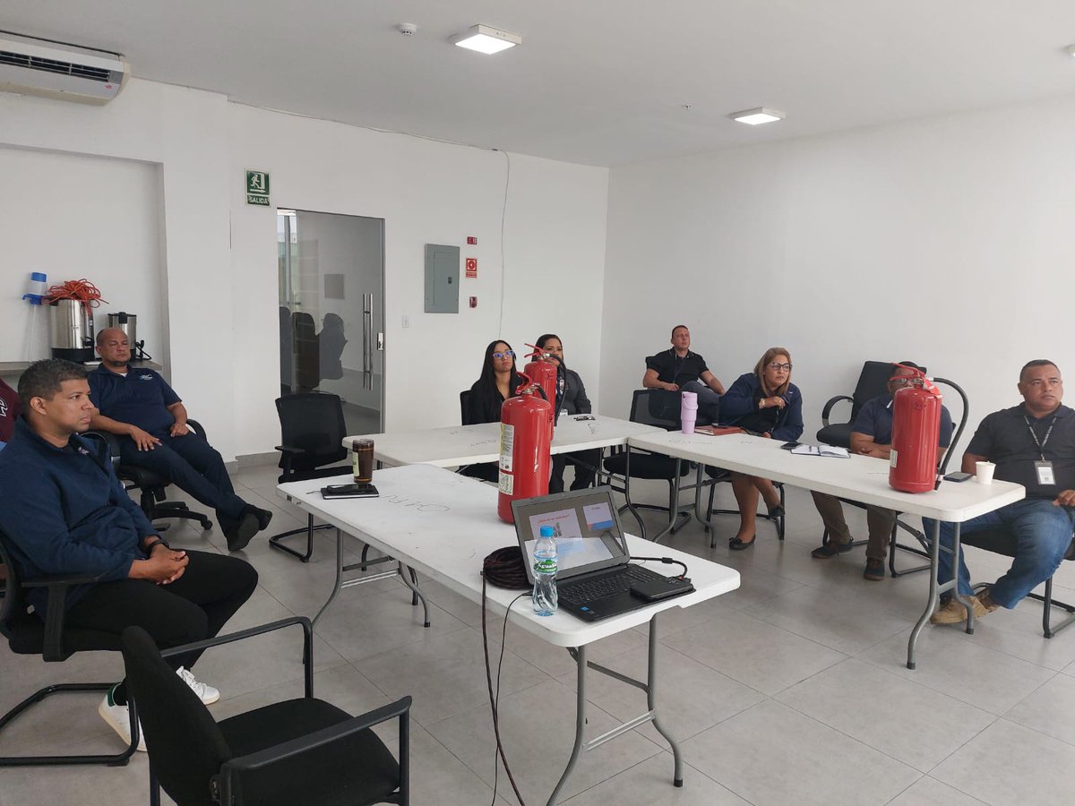 aduanaspanama's tweet image. Colaboradores de Aduanas reciben entrenamiento para situaciones de emergencias en caso de un siniestro, sobre el uso de extintores y organización de evacuación del personal.