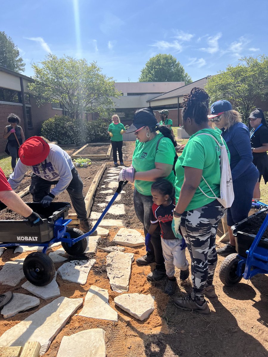 DeborahReese_07's tweet photo. Leadership Rockdale C/O 2025 completed our Legacy Project today - Legacy Gardens will forever be part of Memorial Middle School's STEM Program.. https://t.co/vHksdLST1p