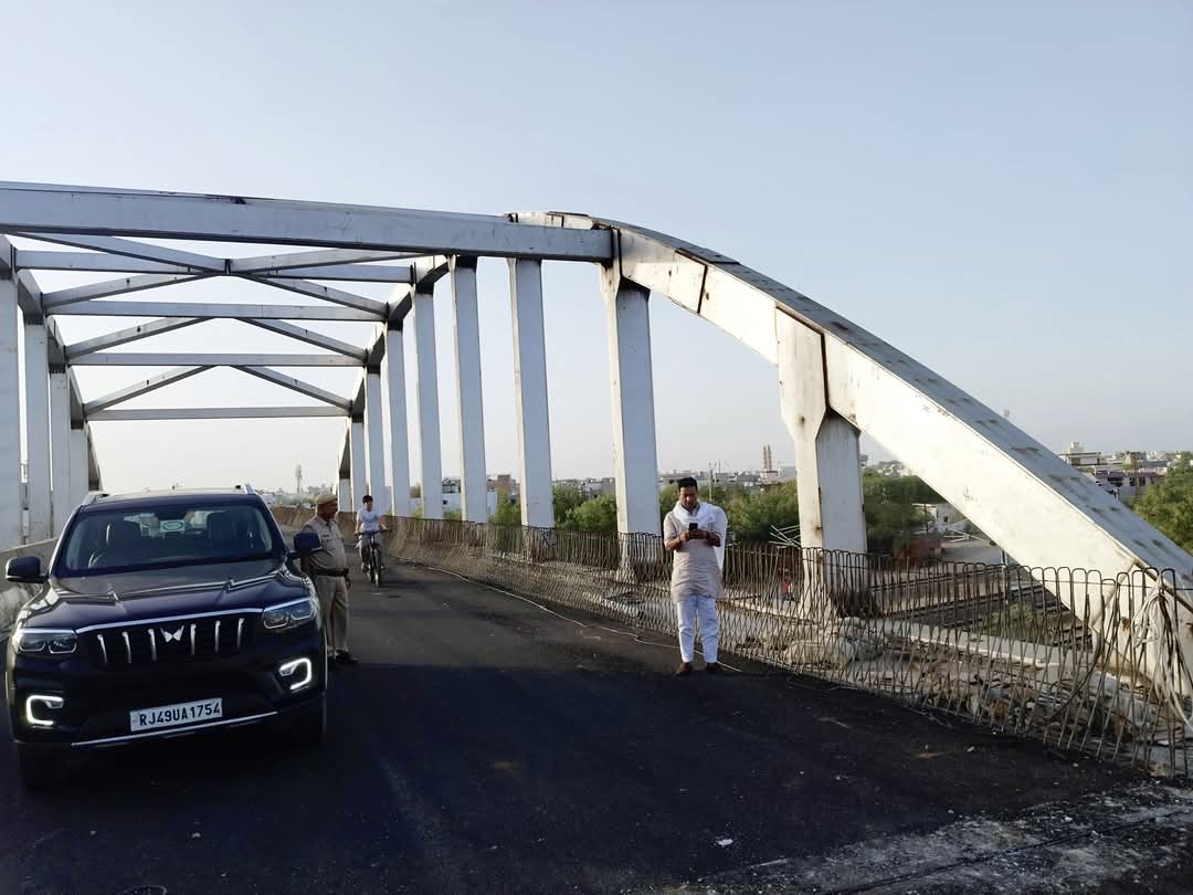 आज सादुलपुर स्थित पिलानी रोड़ फाटक पर नवनिर्मित रोड ओवर ब्रिज का निरीक्षण किया। लगभग 36 करोड़ रू. की लागत से बने इस ROB का निर्माण कार्य अब लगभग पूरा हो गया है। आगामी 10 दिवस में इस ओवर ब्रिज को आमजन को समर्पित कर दिया जायेगा।

आज निरीक्षण के दौरान कॉन्ट्रेक्टर को शेष कार्य को