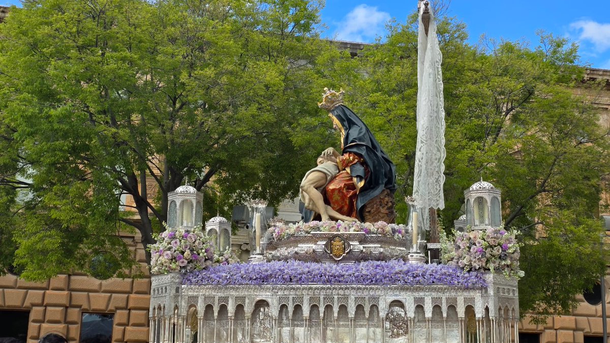 Te contamos en #PasionPorGranada la bajada de la <a href="/Hdad_Alhambra/">Cofradía Alhambra</a> desde la <a href="/alhambracultura/">Alhambra de Granada</a> 
 
#SabadoSanto25 
#Granada 
#SSantaGR25