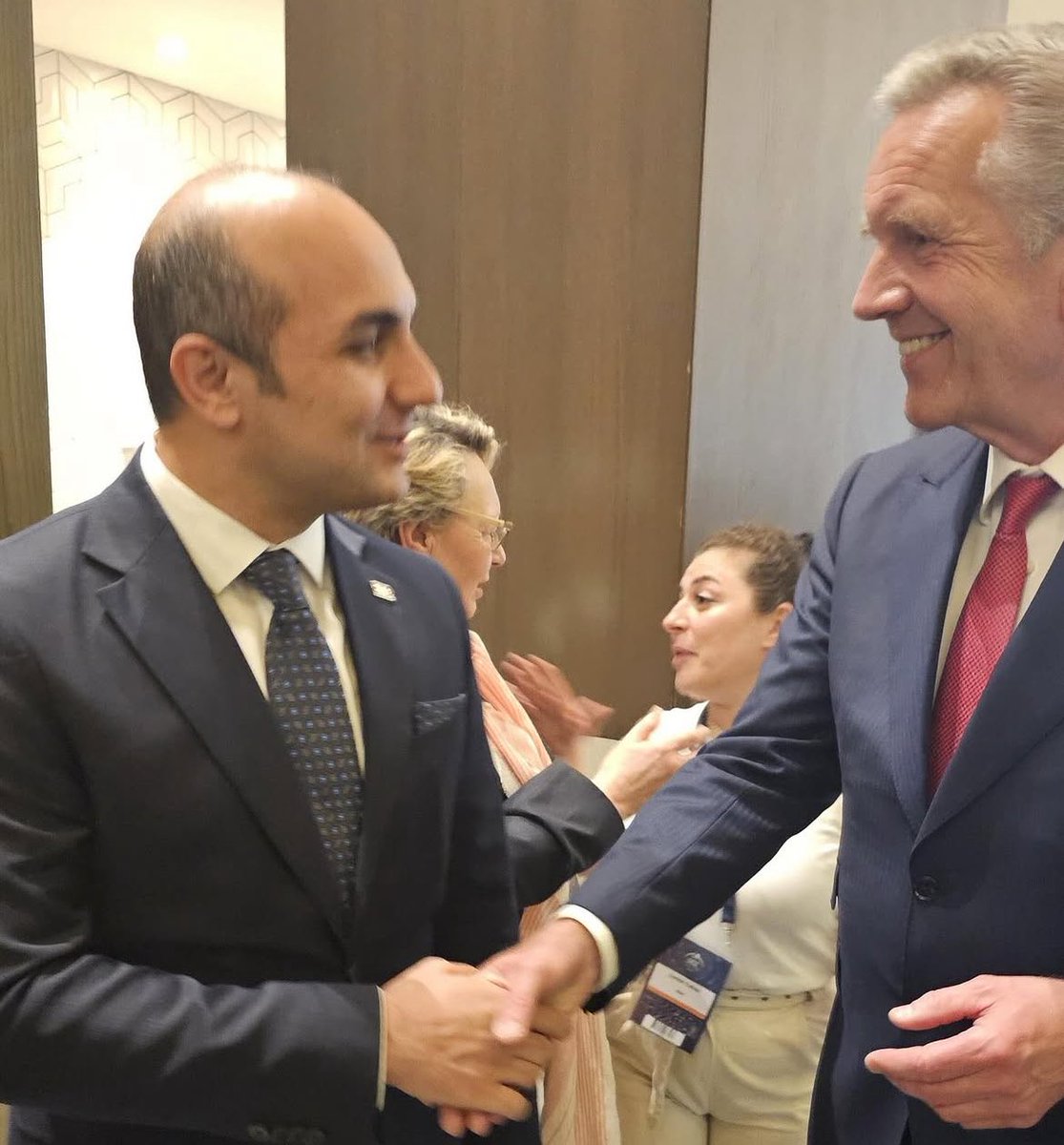 ekonomiticaret's tweet photo. Yatırım Ofisi Başkanı A. Burak Dağlıoğlu, Re-Pie Kurucu Ortağı M. Ali Ergin, Prof. Dr. Hakan Kara ve Almanya’nın 10. Cumhurbaşkanı C. Wulff ile temaslarda bulundu.
ETD Ailesi olarak vizyoner liderlerle görüşmelerimize hız kesmeden devam ediyoruz. https://t.co/3XJ8WHcSQI
