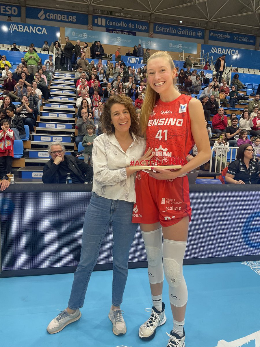 ActitudRío‼️‼️‼️
<a href="/Lydiagiomi/">Lyds</a> recibe el premio de
Mejor Jugadora de la temporada