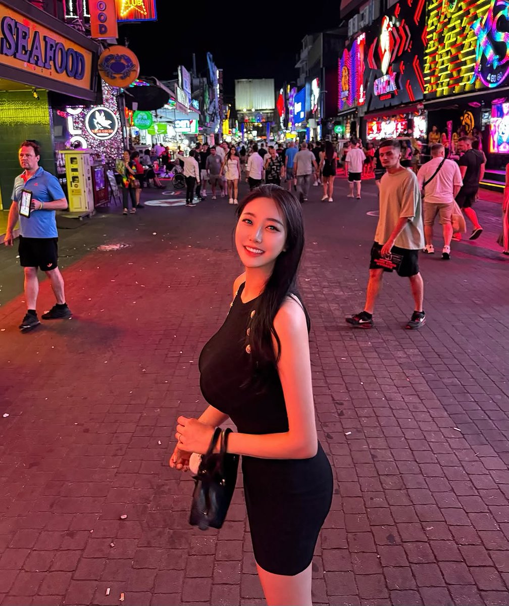 annaliqwer's tweet photo. 和老板在泰国出差
#母狗 #反差婊  #淫荡 #肉便器 #羞辱 #反差 #发骚 #人妻 #大胸 https://t.co/89lwJbfLVW