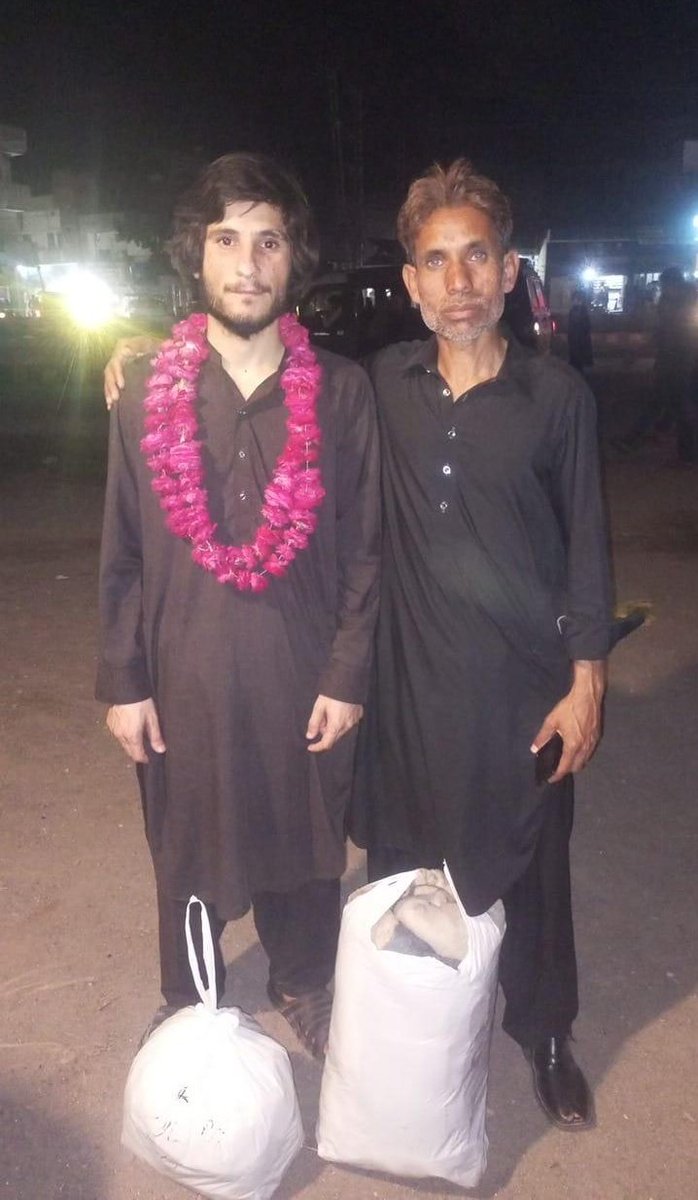 اس گمنام ہیرو کا نام خالد خان ہے، یہ 9 مہینے پہلے گھر سے عمران خان کی رہائی کے لئے نکلا تھا لیکن بدقسمتی سے گرفتار ہوا، آج یہ نوجوان پورے 9 مہینے بعد رہا ہوگیا
ایسے لوگوں کو ضرور پذیرائی ملنی چاہیئے ❤️#خان_کی_طاقت_سوشل_میڈیا