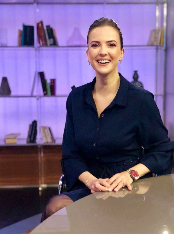 TurkcuPaylasim's tweet photo. 🗣️Sunucu Simge Fıstıkoğlu:

"Irkçıymışım çok şükür (!) Bugün ırkçı olmak, 10 sene sonra vatansız olmaktan iyidir." https://t.co/BmPWZ0YxVB