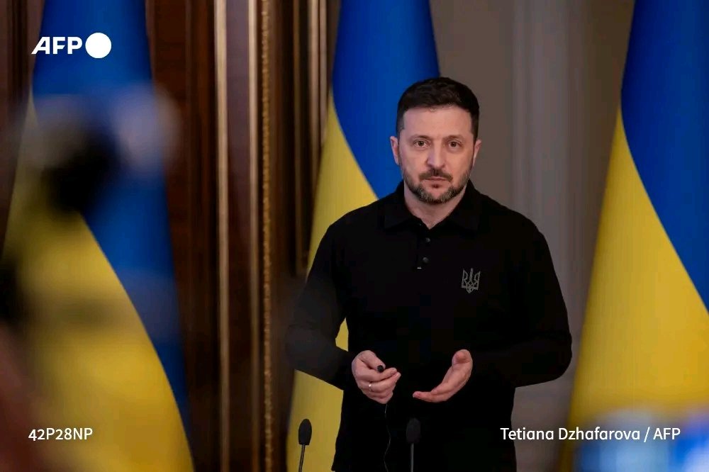 Le président ukrainien Volodymyr Zelensky dénonce une "tentative de jouer avec les vies humaines" après l’annonce d’une trêve de Pâques par Poutine. Malgré cette déclaration, des drones russes ont été repérés dans le ciel ukrainien. Kiev reste flou sur sa position. #SkandalNews
