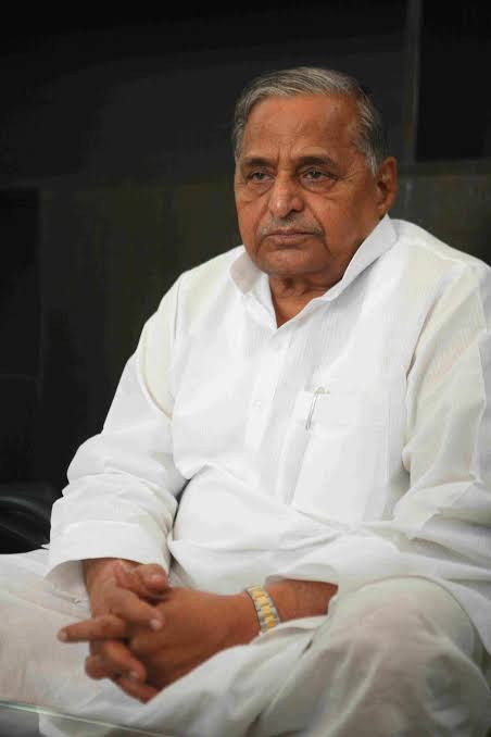 बृजभूषण शरण सिंह- मैं विपक्ष का मंत्री था मुलायम सिंह यादव मुख्यमंत्री थे.... मैं उनसे मिलने पहुंचा वह लिफ्ट में थे,  लिफ्ट का दरवाजा बंद होने वाला था उन्होंने रोक दिया।।।। उन्होंने सवाल किया चिट्ठी लाए हो चिट्ठी...
#BrijBhushanSharanSingh 
#netaji