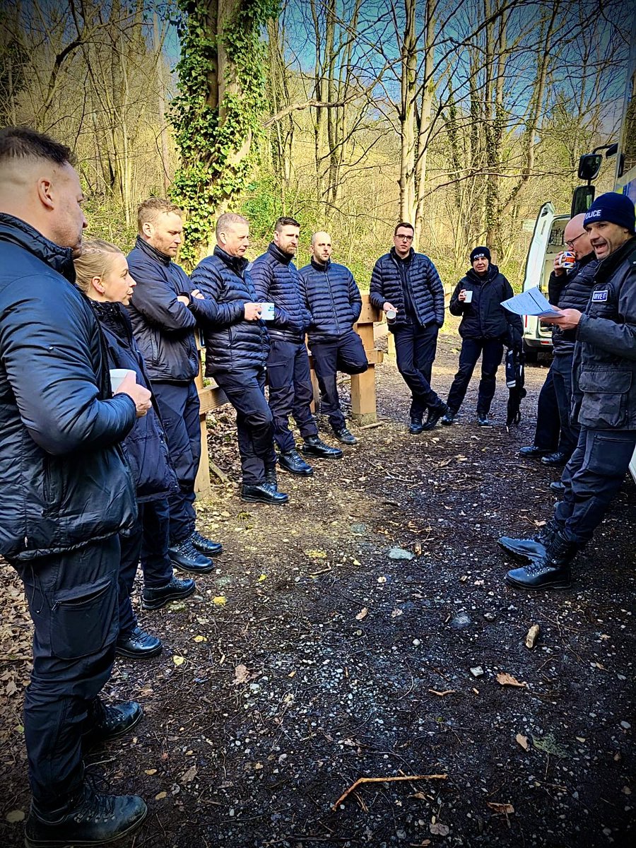 NWPoliceDivers's tweet photo. Team work makes the dream work! Behind every operation we do is meticulous planning &amp; clear briefing, meaning success is often guaranteed long before we’ve even got wet. Plan the dive &amp; dive the plan! #policedivers #police #maritimepolicing
@Cumbriapolice @NWPolice @gmpolice https://t.co/w8lCWVzfAR