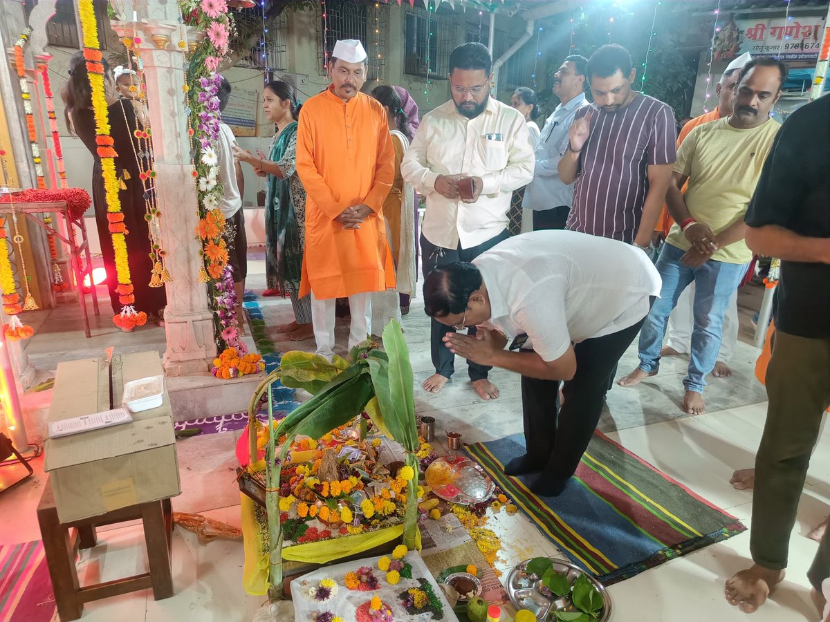 sanjay_waghule's tweet photo. गणपती बाप्पा मोरया!

ठाणे, घोडबंदर रोड परिसरातील कासारवडवली येथील पारिजात गार्डन्स को. ऑप. हाउसिंग सोसायटी लि. आयोजित श्री गणेश मंदिराच्या १७ व्या वर्धापन दिन सोहळ्या निमित्त उपस्थित राहून दर्शनाचा लाभ घेतला.

आयोजक मंडळींच्या उत्तम व्यवस्थापनाबद्दल व सेवाभावाबद्दल मनःपूर्वक आभार!

यावेळी माझ्यासोबत श्री. राकेश चौघुले, श्री. जितेंद्र धाकाने उपस्थित होते.

@narendramodi @JPNadda @AmitShah @Dev_Fadnavis @Devendra_Office  @TawdeVinod @cbawankule @SMungantiwar @Pankajamunde @NaikSpeaks @RaviDadaChavan @BJP4Maharashtra @BJPforThane @BJP4India

#SanjayWaghule #SanjayWaghule4Thane #SanjayWaghuleForThane #bjpthane #bjp4maharashtra