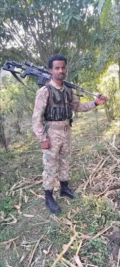 መንበሩ ፣ የጀግንነት አርማ ። 
ስለ አማራ ስለ ሁላችን ሲል ጠላትን ይዞ ወደቀ።