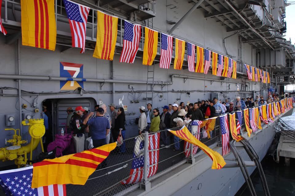 năm mươi năm viễn xứ…có vàng tung bay trên tàu Midway

youtube.com/watch?v=2KxF2Q…