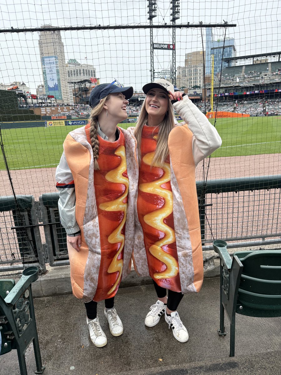 PrincessJuJu19's tweet photo. @PAWSDetroit i am in section 140 dressed as a hot dog and i REALLY want a picture with you! I also made you a friendship bracelet!! https://t.co/juyuUA7wmR
