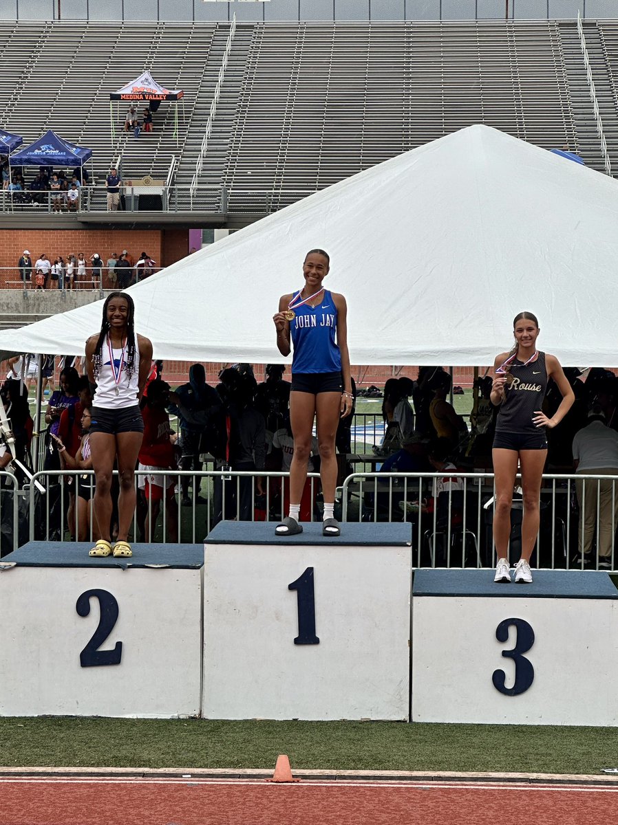 Hallie Heitzmann places 3rd in the 400 at the UIL 5a Region 4 meet! Great job, Hallie!