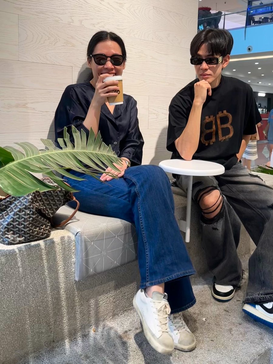 Vilaaaaa_m's tweet photo. Happy Birthday คุณ ฟิล์ม มีความสุขในทุกๆวันนะครับ 🤍🫶🏻 

(ในรูปคืออยากได้กาแฟ? 😂) 

#FilmThanapat https://t.co/a1e42kArFR