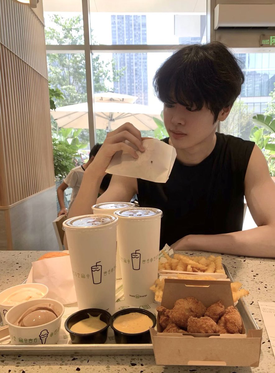 Wishing everyone a Happy New Year! May you always be happy and healthy. To show my love, I'm sharing my favorite hamburger with you!