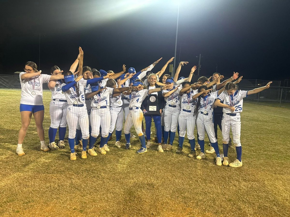 zoeburch_20's tweet photo. 2a sectional champs!! Couldnβt be prouder of our team! #blueisbest @mojo09_paducah https://t.co/fYRdlNWrtQ