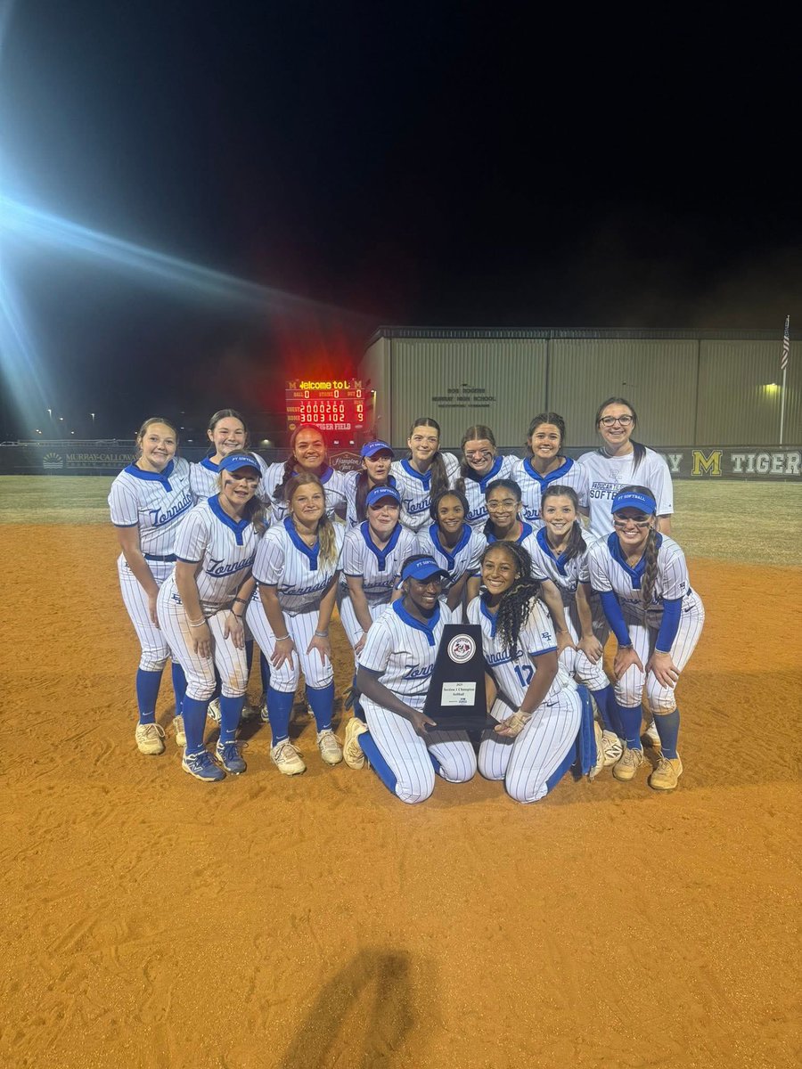 zoeburch_20's tweet photo. 2a sectional champs!! Couldnβt be prouder of our team! #blueisbest @mojo09_paducah https://t.co/fYRdlNWrtQ