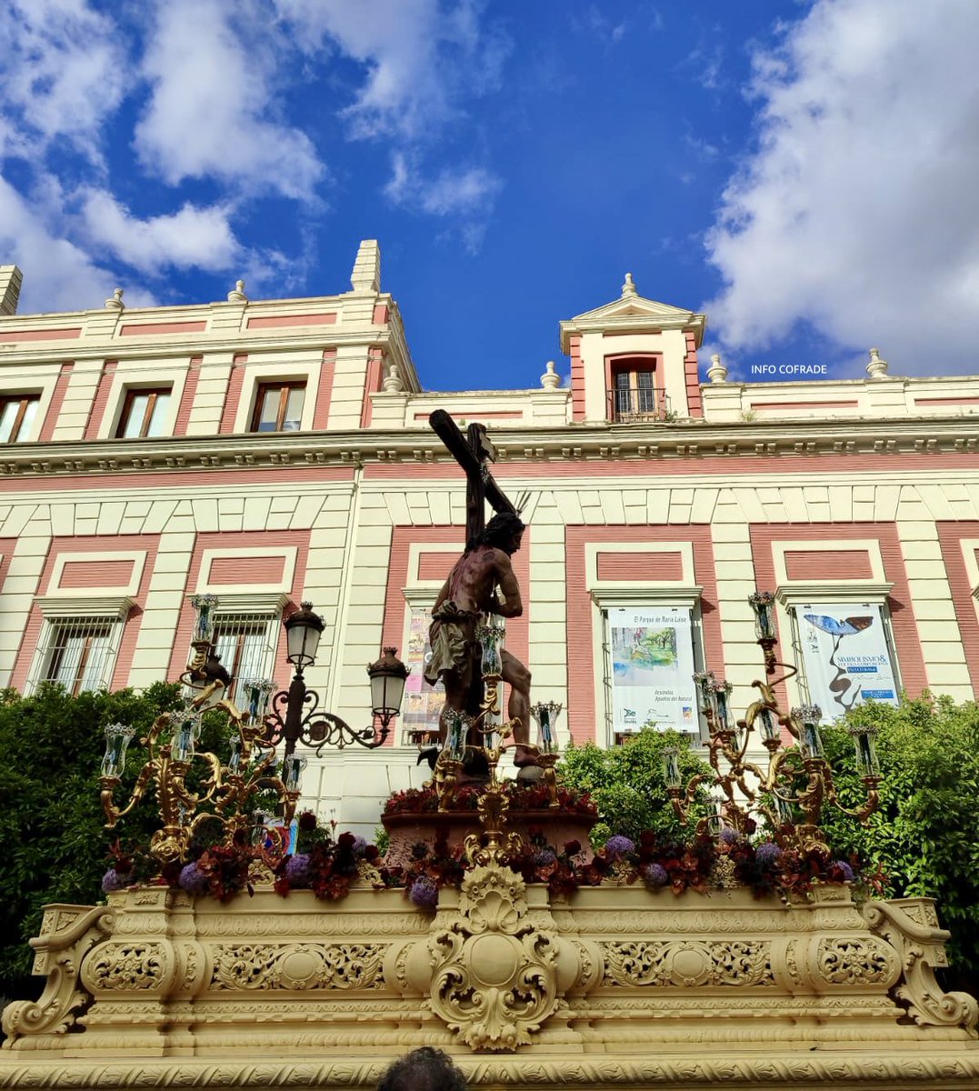 info_cofrade's tweet photo. 🟢 El Santo Cristo Varón de Dolores por la Plaza del Triunfo 
#HdaddelSol #ElSol25 #SSantaSevilla25 #SábadoSanto25 https://t.co/3gaIY30dBR