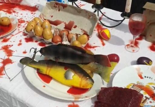 À Strasbourg, des militants ont mis en scène une protestation percutante à Strasbourg, simulant un repas de Pâques macabre. Ils dénoncent l’abattage massif d’agneaux pour cette fête religieuse

➡️ l.leparisien.fr/RKkB