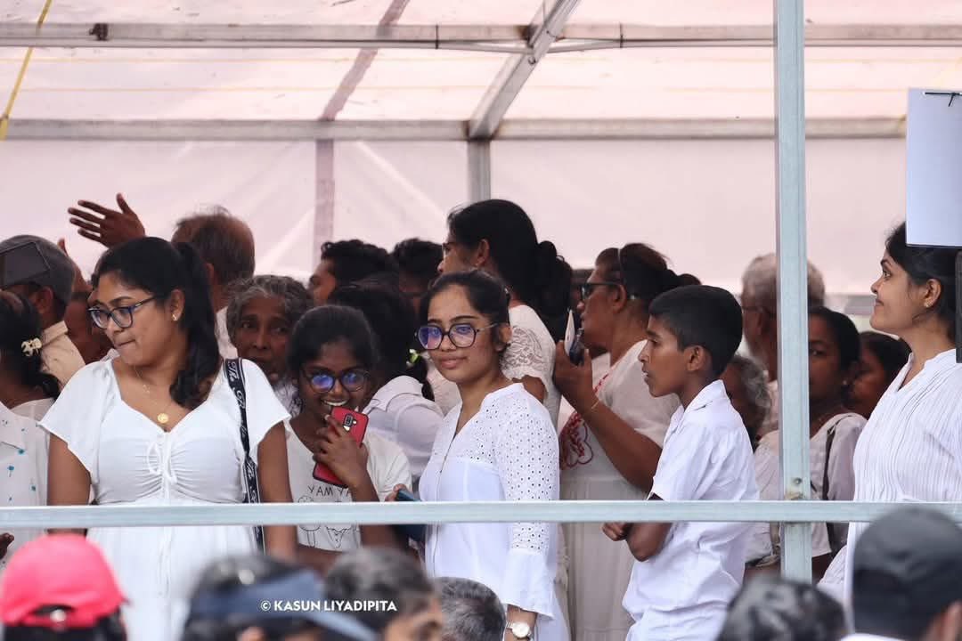 PasinduSenanay7's tweet photo. As far as I know, all Muslim mosques around the Kandy area are kept open 24 hours a day, for the convenience of the pilgrims coming for the Dalada worship — providing them with water and sanitation facilities.

Small acts, but big for national unity! 
Sri Lanka is healing ❤️ https://t.co/iwasGfnZYP