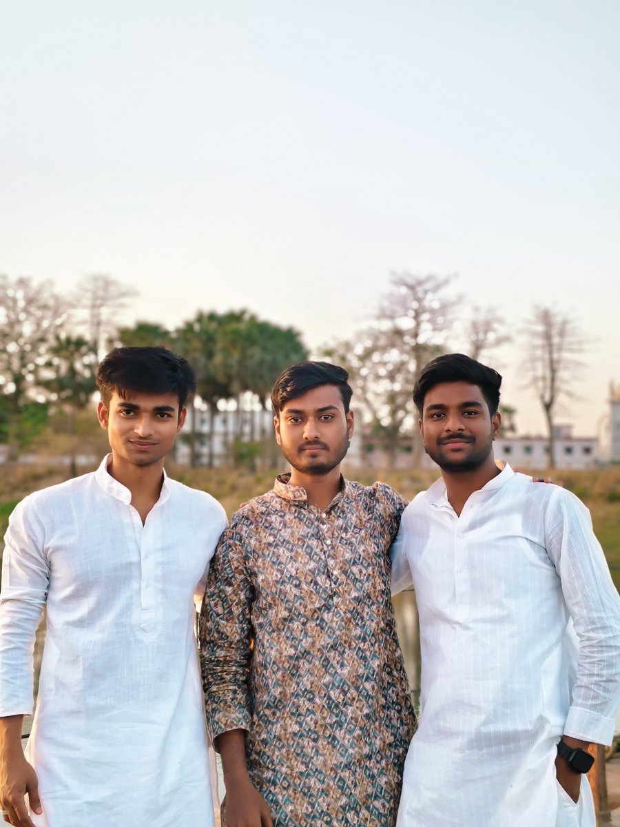 zeesu_royalist's tweet photo. Friends ⭐ https://t.co/cYe9MXgW07