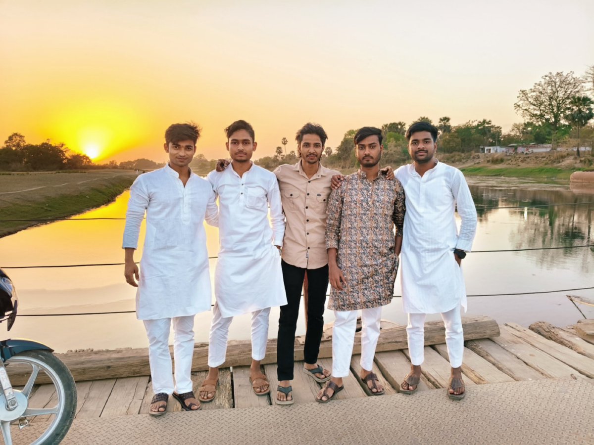 zeesu_royalist's tweet photo. Friends ⭐ https://t.co/cYe9MXgW07