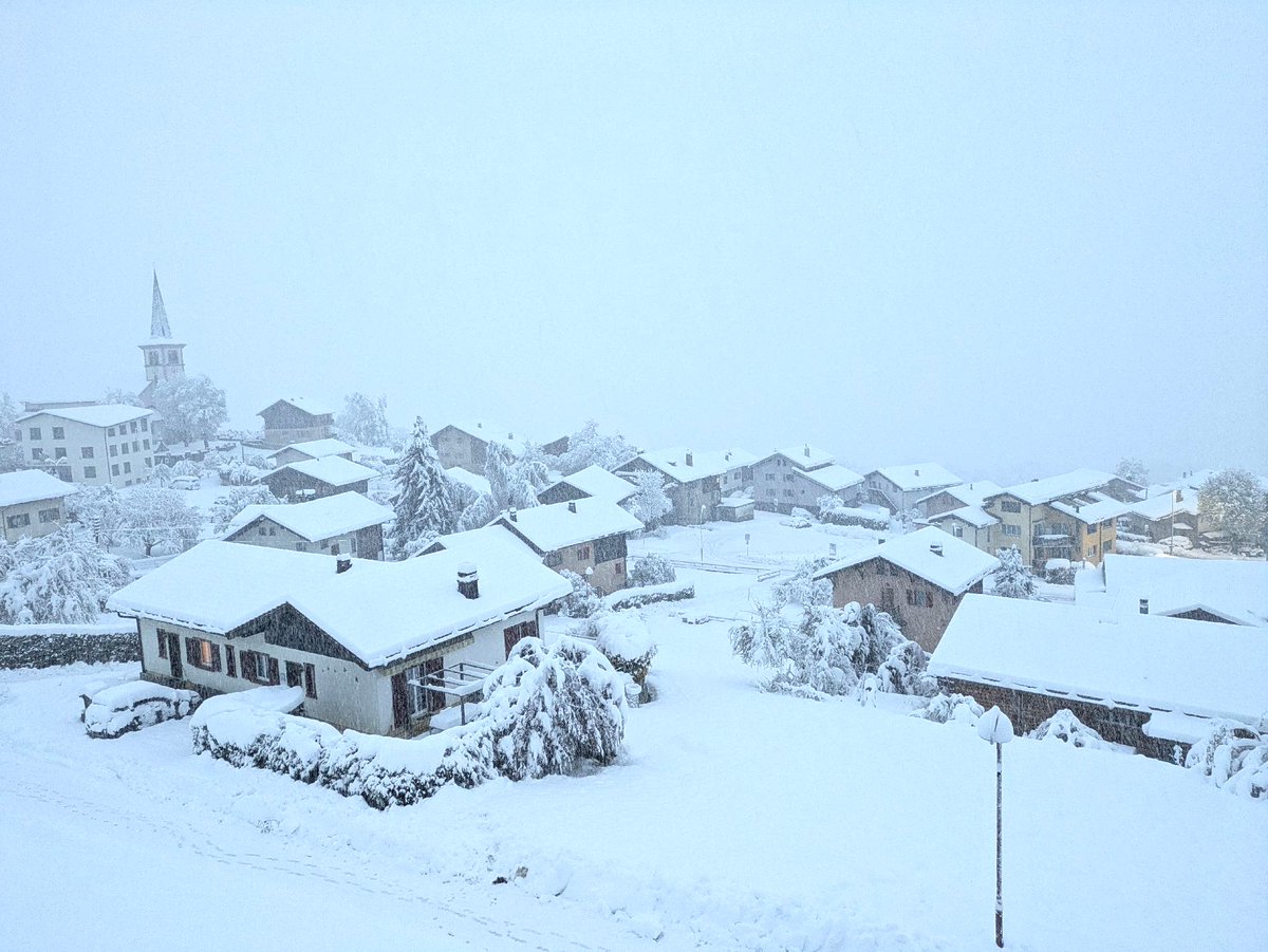 MeteoSvizzera's tweet photo. Oggi ripercorriamo nel dettaglio l'evento di sbarramento del 16-17 aprile. #meteoblog #pioggia #neve

https://t.co/KQcAFwK9vH https://t.co/PTugjZPR5R
