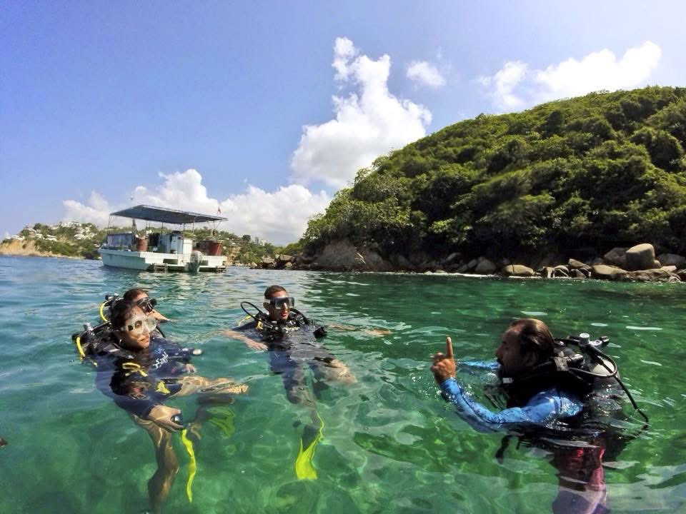 SECTUR_mx's tweet photo. Vive días llenos de playa dorada y planes para todos los gustos, isla La Roqueta te espera esta #SemanaSanta. ☀️

Relájate en este pedazo de paraíso de #Acapulco, sinónimo de aventuras interminables y mucha diversión.
Toma un paseo en lancha con fondo de cristal desde la bahía y realiza snorkel en sus hermosas aguas. Anímate a dar un emocionante recorrido en la "banana", un imperdible del bello puerto. 🤩

🌅 Haz una pausa en este increíble espacio con olas suaves y un rico clima cálido.