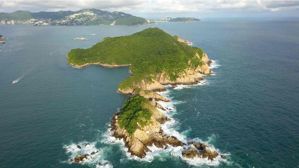 SECTUR_mx's tweet photo. Vive días llenos de playa dorada y planes para todos los gustos, isla La Roqueta te espera esta #SemanaSanta. ☀️

Relájate en este pedazo de paraíso de #Acapulco, sinónimo de aventuras interminables y mucha diversión.
Toma un paseo en lancha con fondo de cristal desde la bahía y realiza snorkel en sus hermosas aguas. Anímate a dar un emocionante recorrido en la "banana", un imperdible del bello puerto. 🤩

🌅 Haz una pausa en este increíble espacio con olas suaves y un rico clima cálido.