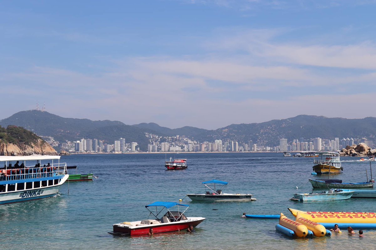 SECTUR_mx's tweet photo. Vive días llenos de playa dorada y planes para todos los gustos, isla La Roqueta te espera esta #SemanaSanta. ☀️

Relájate en este pedazo de paraíso de #Acapulco, sinónimo de aventuras interminables y mucha diversión.
Toma un paseo en lancha con fondo de cristal desde la bahía y realiza snorkel en sus hermosas aguas. Anímate a dar un emocionante recorrido en la "banana", un imperdible del bello puerto. 🤩

🌅 Haz una pausa en este increíble espacio con olas suaves y un rico clima cálido.
