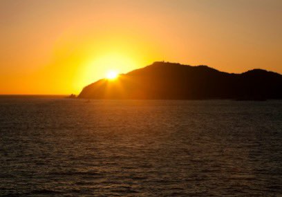 SECTUR_mx's tweet photo. Vive días llenos de playa dorada y planes para todos los gustos, isla La Roqueta te espera esta #SemanaSanta. ☀️

Relájate en este pedazo de paraíso de #Acapulco, sinónimo de aventuras interminables y mucha diversión.
Toma un paseo en lancha con fondo de cristal desde la bahía y realiza snorkel en sus hermosas aguas. Anímate a dar un emocionante recorrido en la "banana", un imperdible del bello puerto. 🤩

🌅 Haz una pausa en este increíble espacio con olas suaves y un rico clima cálido.