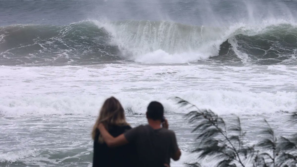 Mahakaal_22's tweet photo. Five people have drowned after huge waves hit parts of Australia at the start of the Easter weekend.

Two others are missing off the coasts of New South Wales and Victoria states. https://t.co/4HlHKaVIcX