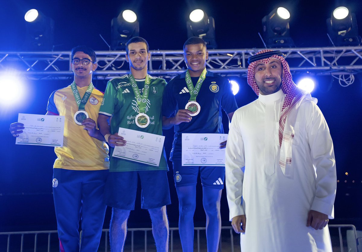 KSA_Wrestling's tweet photo. تتـــــويــــج 🤩

توّج رئيس مجلس إدارة الاتحاد الأستاذ/ فهد بن عبدالله الفرّاج 

الفائزين في بطولة المملكة للمصارعة الشاطئية🏆

 لفئة الشباب تحت 20 سنة 🤼‍♂️

ألــف مـبــرووك يـا أبـطــال 💚👏🏻 https://t.co/jSWpAakwQE