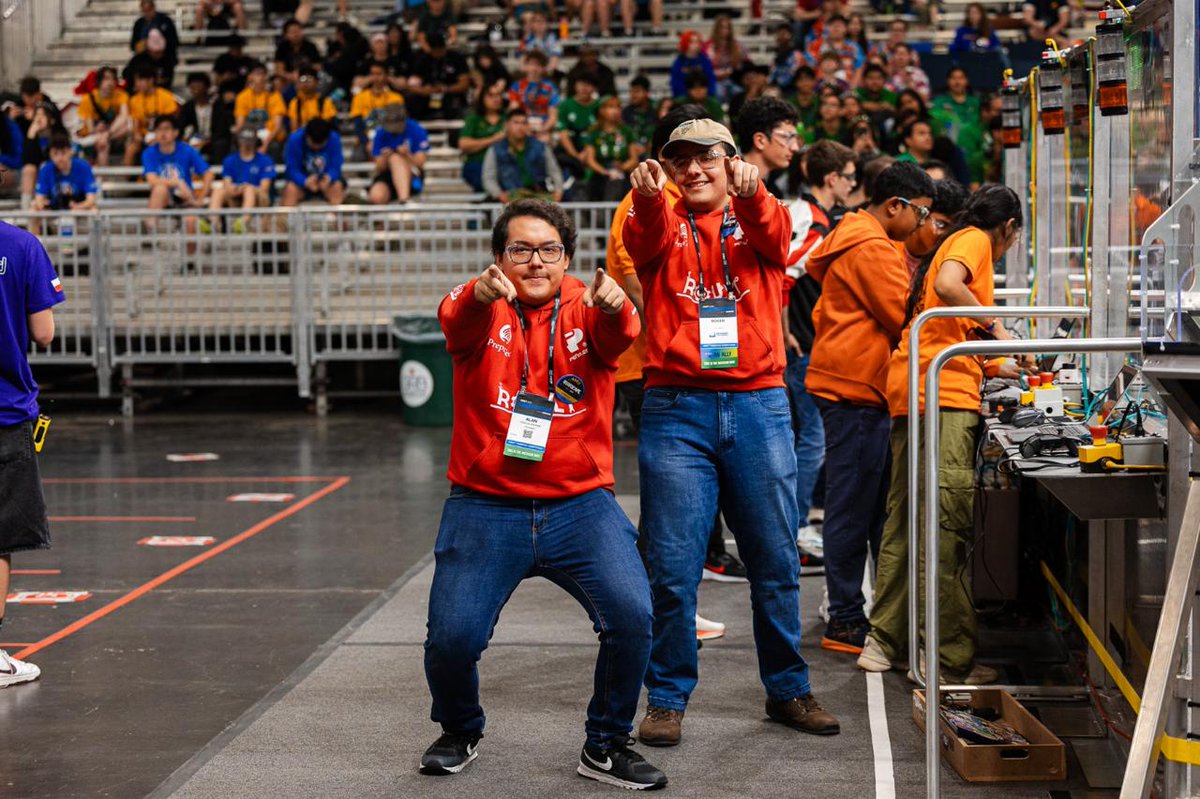 PrepaTec's tweet photo. #FIRSTHouston | ¡Arrancamos un nuevo día de esta aventura llena de emoción y pasión por los robots! Sigamos apoyando con todo a nuestros equipos, ya estamos en la recta final. 🤖💥 https://t.co/cyV612VJlK