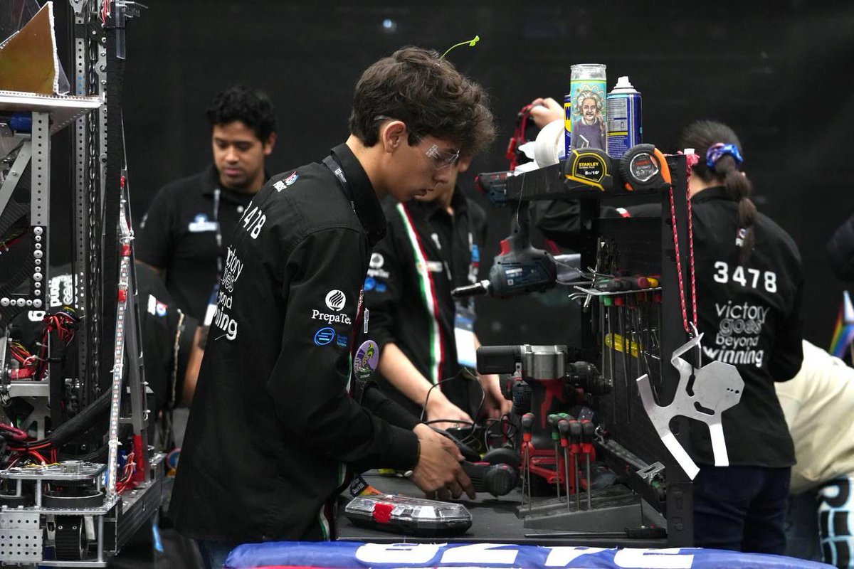 PrepaTec's tweet photo. #FIRSTHouston | ¡Arrancamos un nuevo día de esta aventura llena de emoción y pasión por los robots! Sigamos apoyando con todo a nuestros equipos, ya estamos en la recta final. 🤖💥 https://t.co/cyV612VJlK