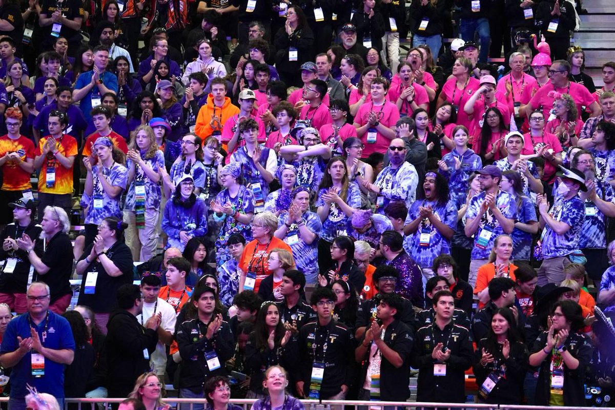 PrepaTec's tweet photo. #FIRSTHouston | ¡Arrancamos un nuevo día de esta aventura llena de emoción y pasión por los robots! Sigamos apoyando con todo a nuestros equipos, ya estamos en la recta final. 🤖💥 https://t.co/cyV612VJlK