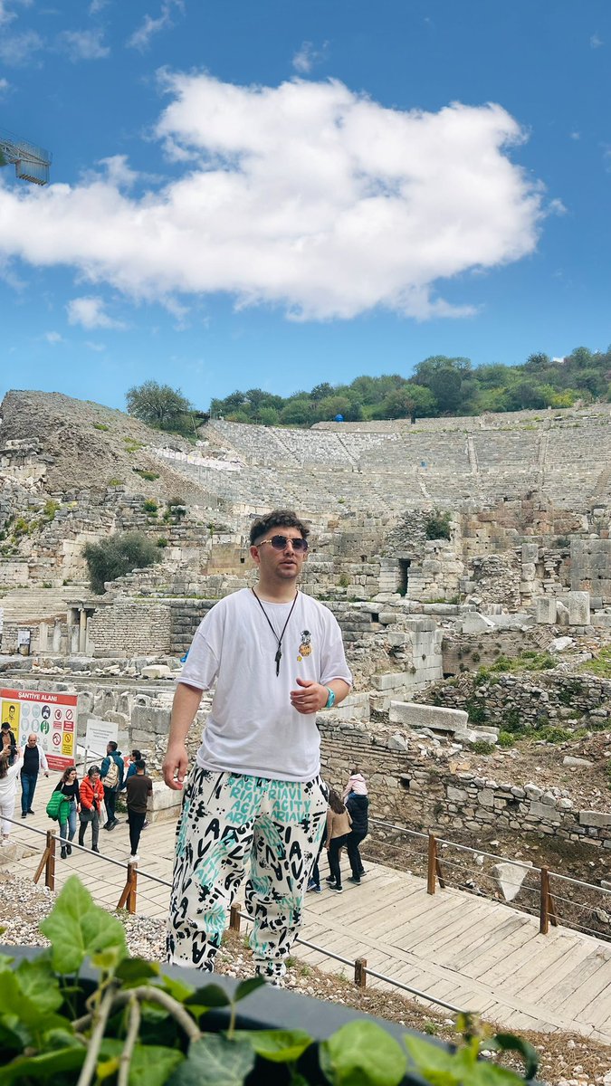 İzmir Selçuk’a Hoş Geldiniz❗️

Dünyanın 7 harikasından biri olan Efes Antik Kenti, Türkiye’deki en önemli ve ünlü antik kentler arasında yer alıyor. 

#çeşme #izmir #amazingplace #alaçatı #fyp #ege #gezi #gezgin #earth #photos #fypage #efesantikkent #tapınak #izmirselçuk #ephesus