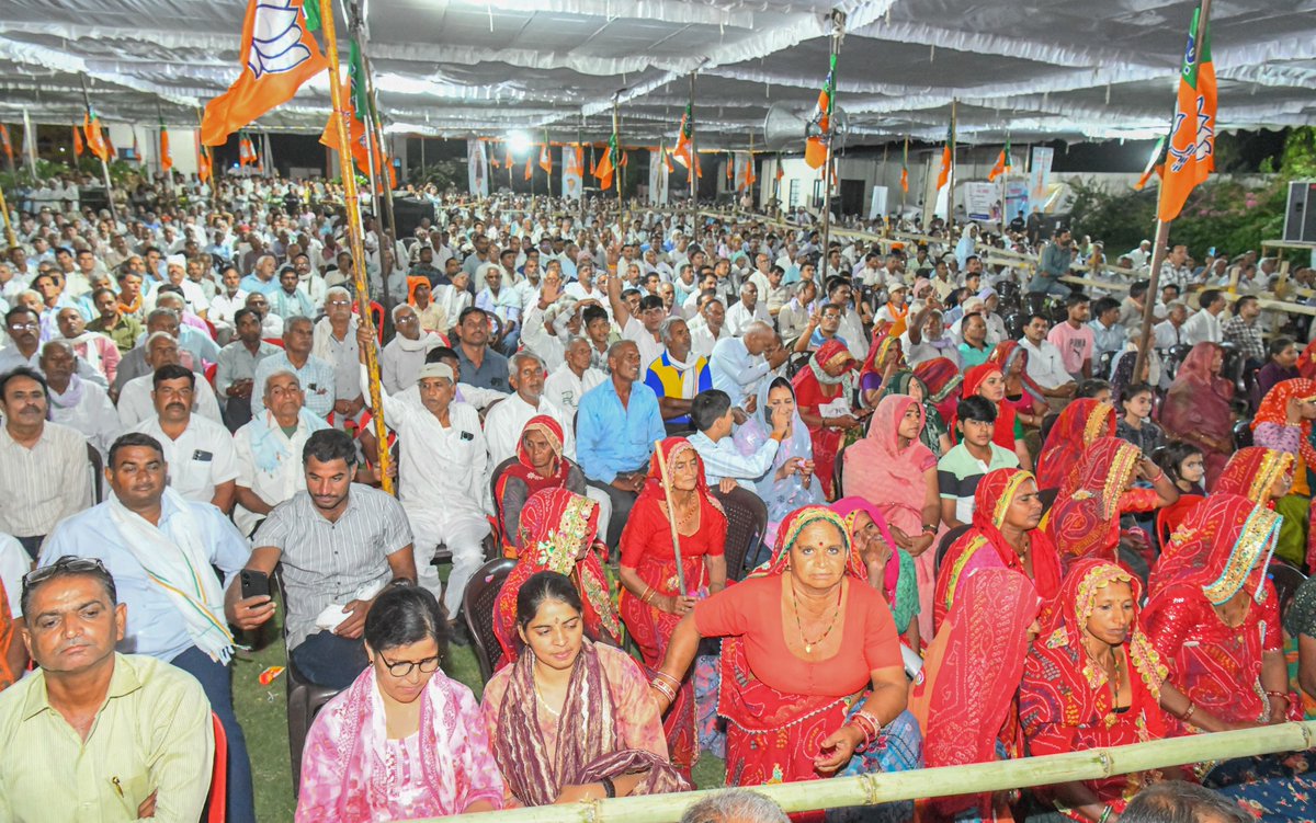 BhajanlalBjp's tweet photo. शेखावाटी प्रवास के प्रथम दिवस पर आज लक्ष्मणगढ़ में स्नेही जनों ने आदरभाव से स्वागत-अभिनंदन किया, जिसके लिए सभी का हृदय से आभार व्यक्त करता हूँ।

इस दौरान आयोजित ��ार्यक्रम को संबोधित करते हुए सभी को हमारी सरकार द्वारा 'विकसित राजस्थान, विकसित लक्ष्मणगढ़' के विजन के अनुरूप समस्त विकासात्मक योजनाओं एवं अन्य विकास कार्यों की जानकारी दी।

#खुशहाल_शेखावाटी
#आपणो_अग्रणी_राजस्थान