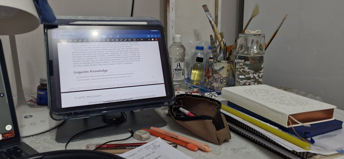 Herkesin düzenli masaları, o sırada ben koca masaya sığamıyorum, şaka mıdır 😅