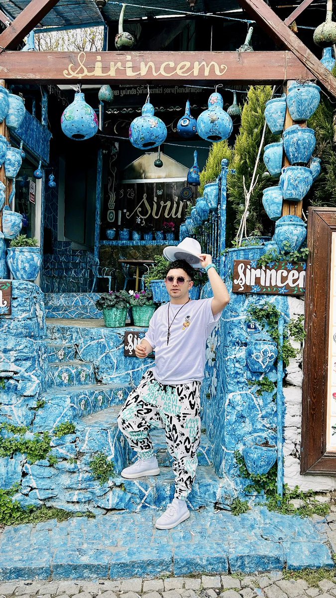 İzmir Şirince’ye Hoş Geldiniz❗️

• İzmir’in Selçuk ilçesine bağlı Şirince, tepelerin arasına kurulmuş ve özgün tarihi mimarisini önemli ölçüde korumuş bir köydür.

#alaçatı #izmir  #çeşme #fyp #ege #gezi #seyyah #geziotobüsü #hayatıkeşfet #video #gezginler #earth #şirince #şarap