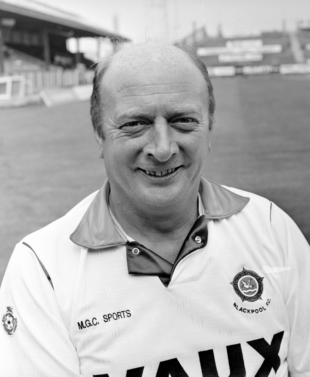 ExtremeFootbal4's tweet photo. Graham Carr posing for a photograph before making his debut for Blackpool at age 20 in 1972. https://t.co/QtWU0F3T3R