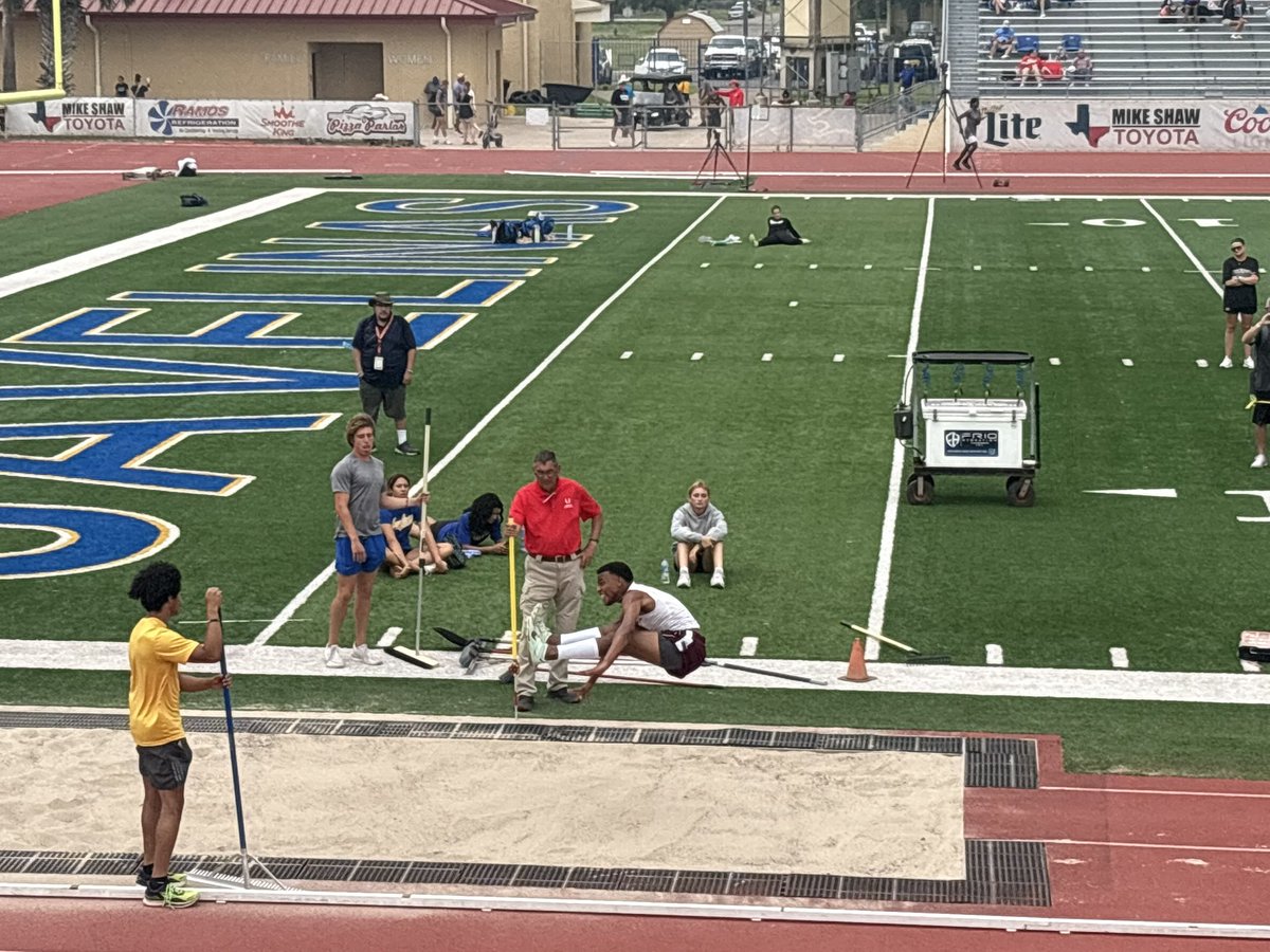 tuloso_midwayhs's tweet photo. Long Jump - Senior, Jayden McCoy is entering finals in the lead with a 24ft jump in Prelims at Regional Track Meet 🙌🏻™️🙌🏻 https://t.co/NfamZziNN6
