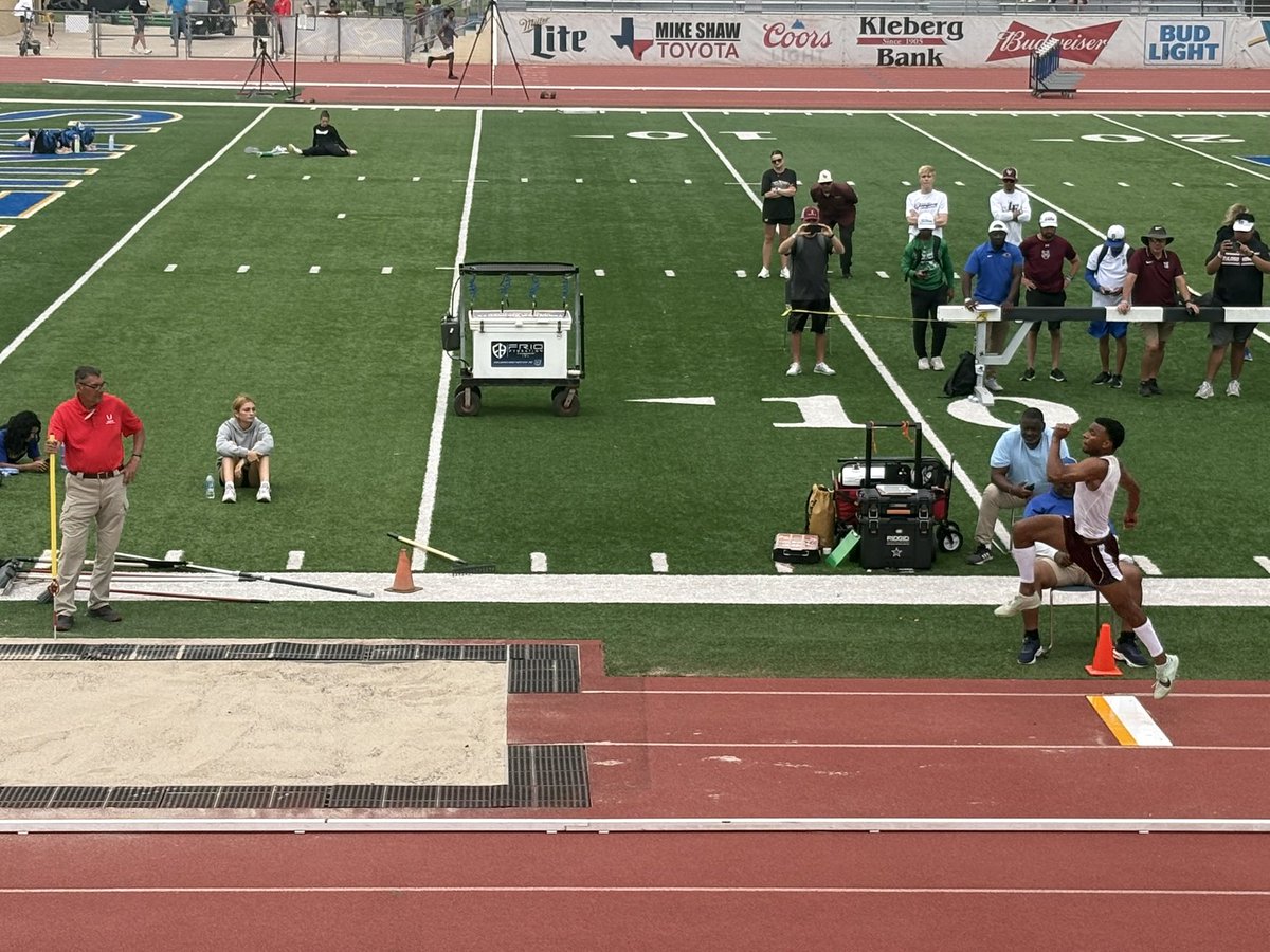 tuloso_midwayhs's tweet photo. Long Jump - Senior, Jayden McCoy is entering finals in the lead with a 24ft jump in Prelims at Regional Track Meet 🙌🏻™️🙌🏻 https://t.co/NfamZziNN6
