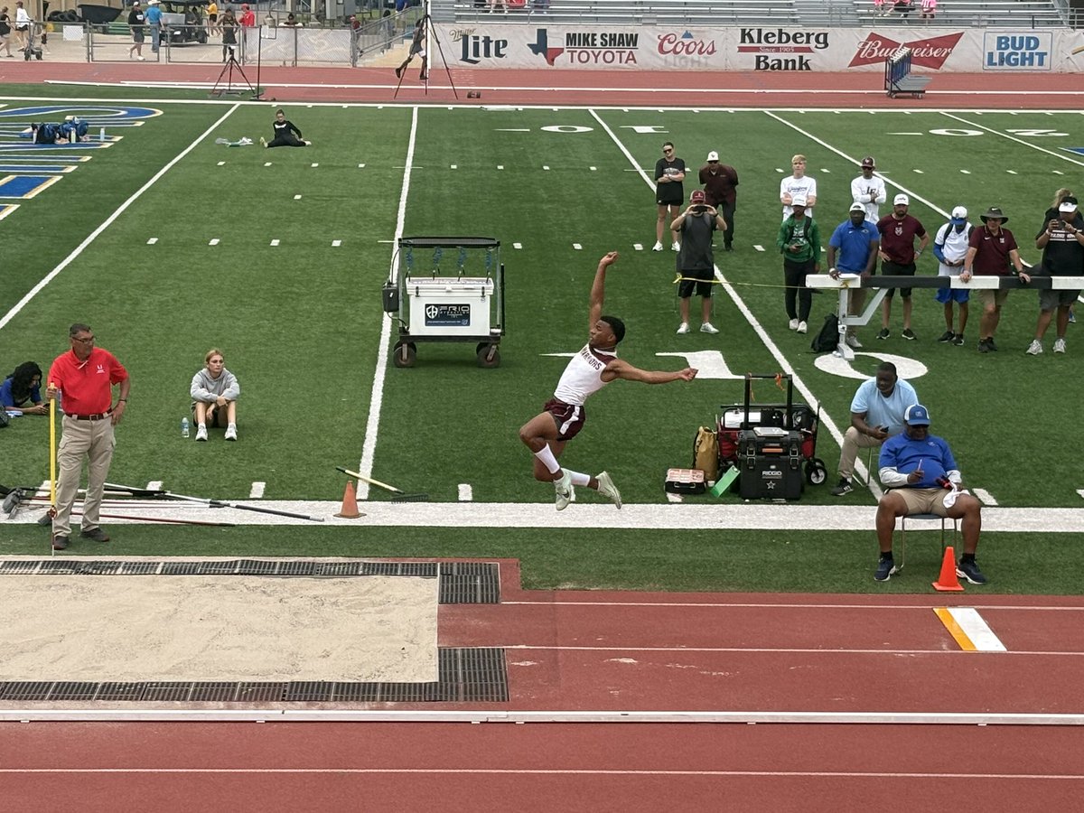 tuloso_midwayhs's tweet photo. Long Jump - Senior, Jayden McCoy is entering finals in the lead with a 24ft jump in Prelims at Regional Track Meet 🙌🏻™️🙌🏻 https://t.co/NfamZziNN6