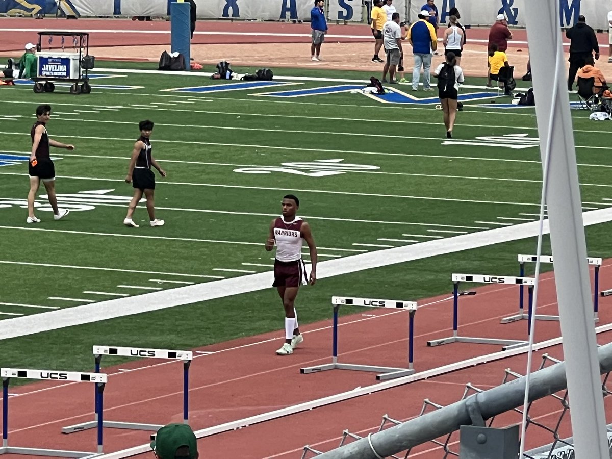 tuloso_midwayhs's tweet photo. Long Jump - Senior, Jayden McCoy is entering finals in the lead with a 24ft jump in Prelims at Regional Track Meet 🙌🏻™️🙌🏻 https://t.co/NfamZziNN6