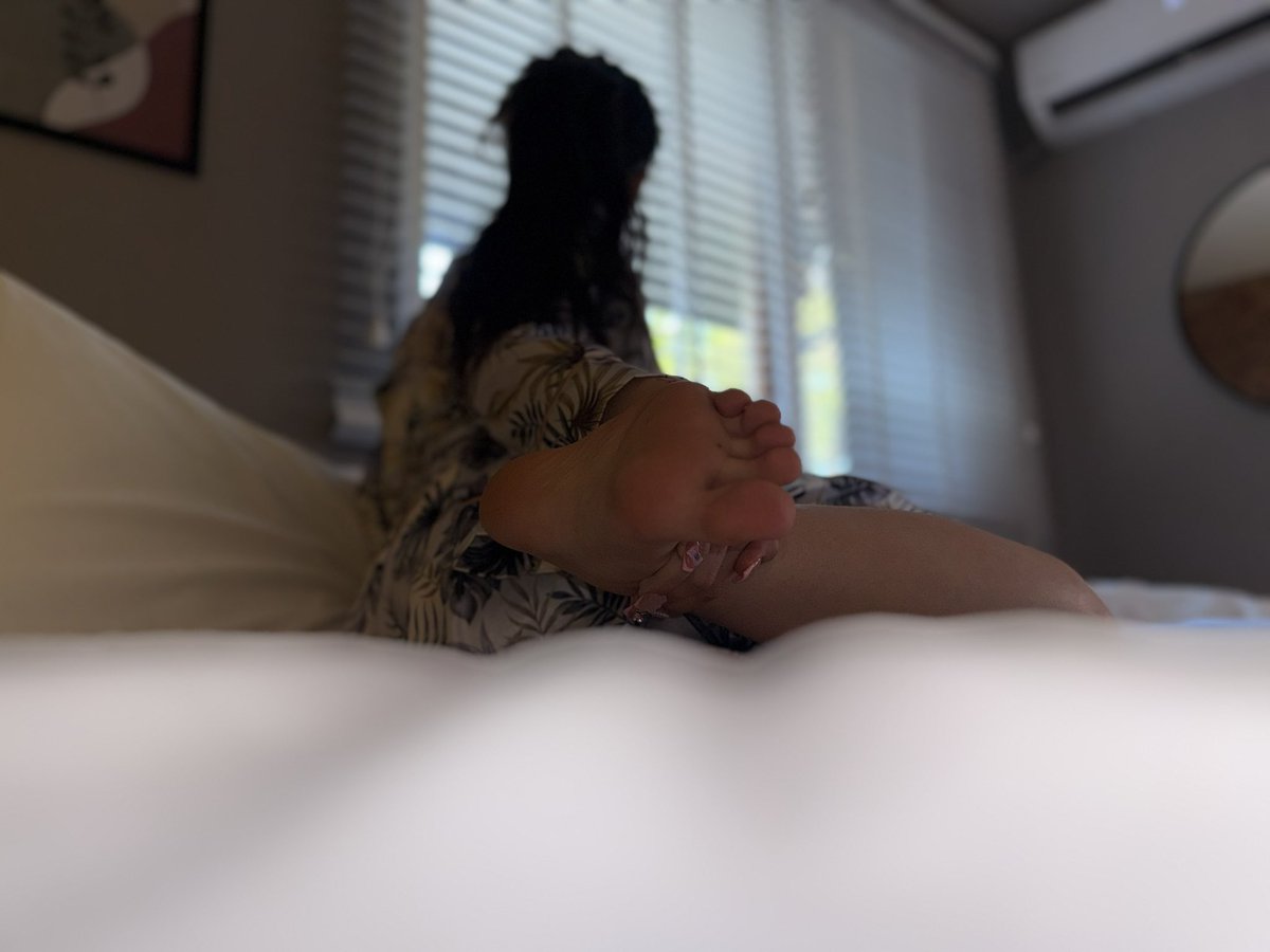 İstanbul defterini bir süreliğine kapatıyoruz. Arabistan’a doğru yola çıkıyorum.
Seanslar, sohbetler, sırlar… Hepsi orada devam edecek.
Beni merak edin, özleyin, eksikliğimi hissedin.
Ben sizi özleyeceğim. Nerede olursam olayım, hikâyeler eksik olmaz.
Görüşmek üzere.