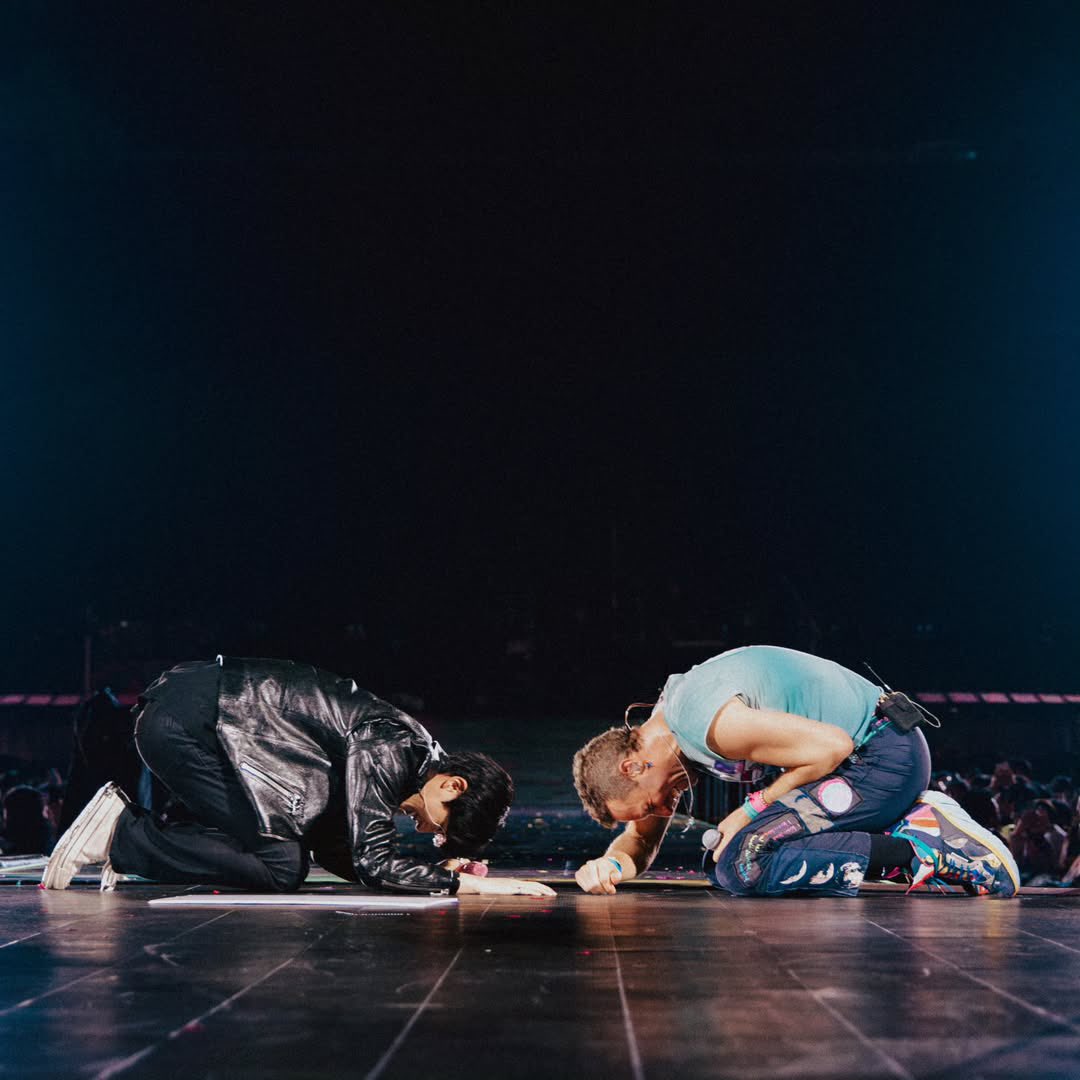 DearMoon246's tweet photo. Powerful photo.❤️✨ It says so much about how the whole world should be. It’s filled w/love, it’s filled w/the respecting &amp; honoring of each other as unique, diverse humans, all of us worthy. It’s centered around music, which is truly a unifying &amp; healing art form. #Jin #Coldplay https://t.co/G6YfLPJhty
