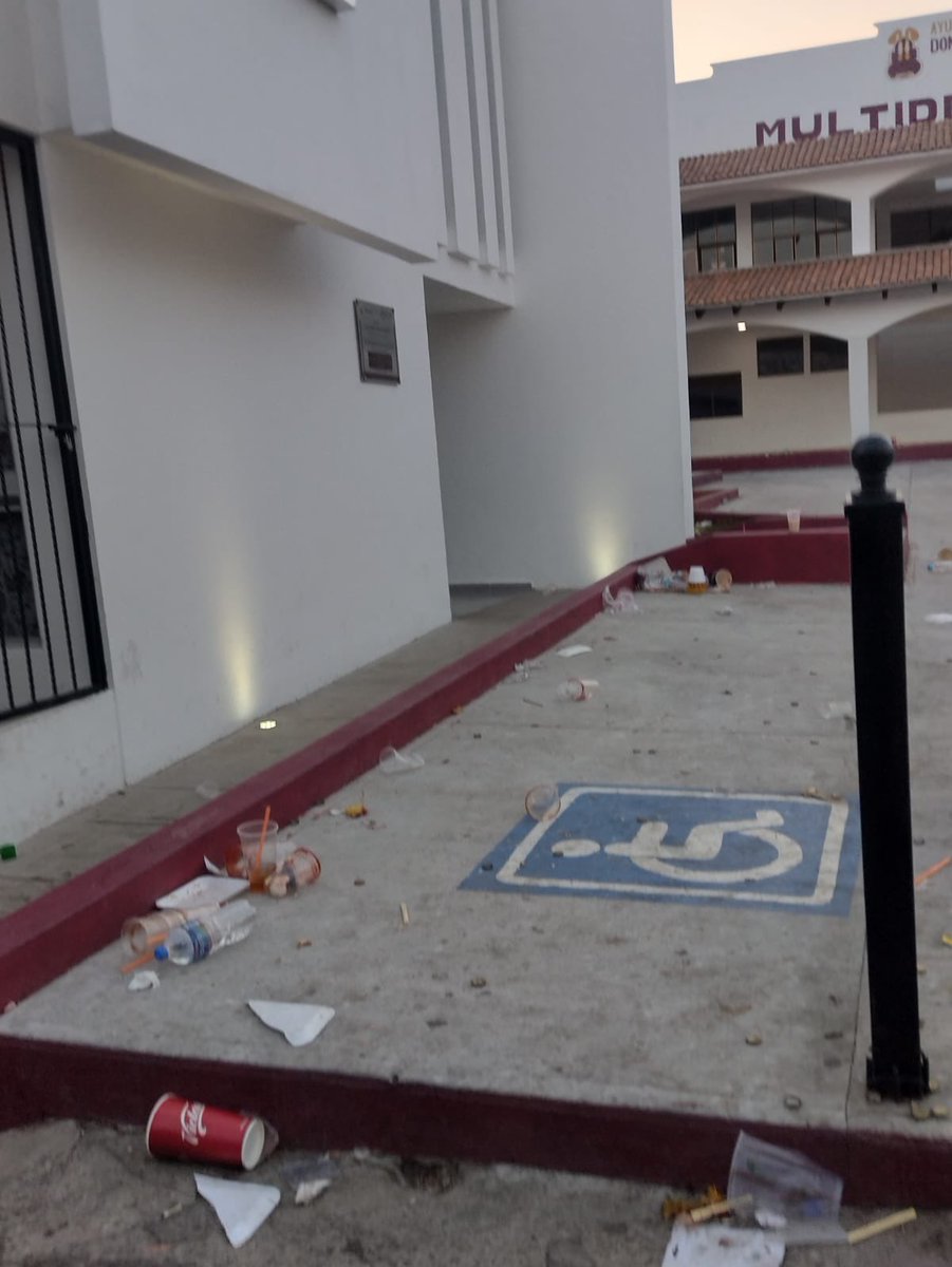 montsearbe's tweet photo. @ImagenCiudadan @Edomex @CulturaEdomex @delfinagomeza En #Donatoguerra faltaron los baños públicos, y el orden a la vía pública. Pero si hubo #narcocorridos https://t.co/PhWs9yxRG8