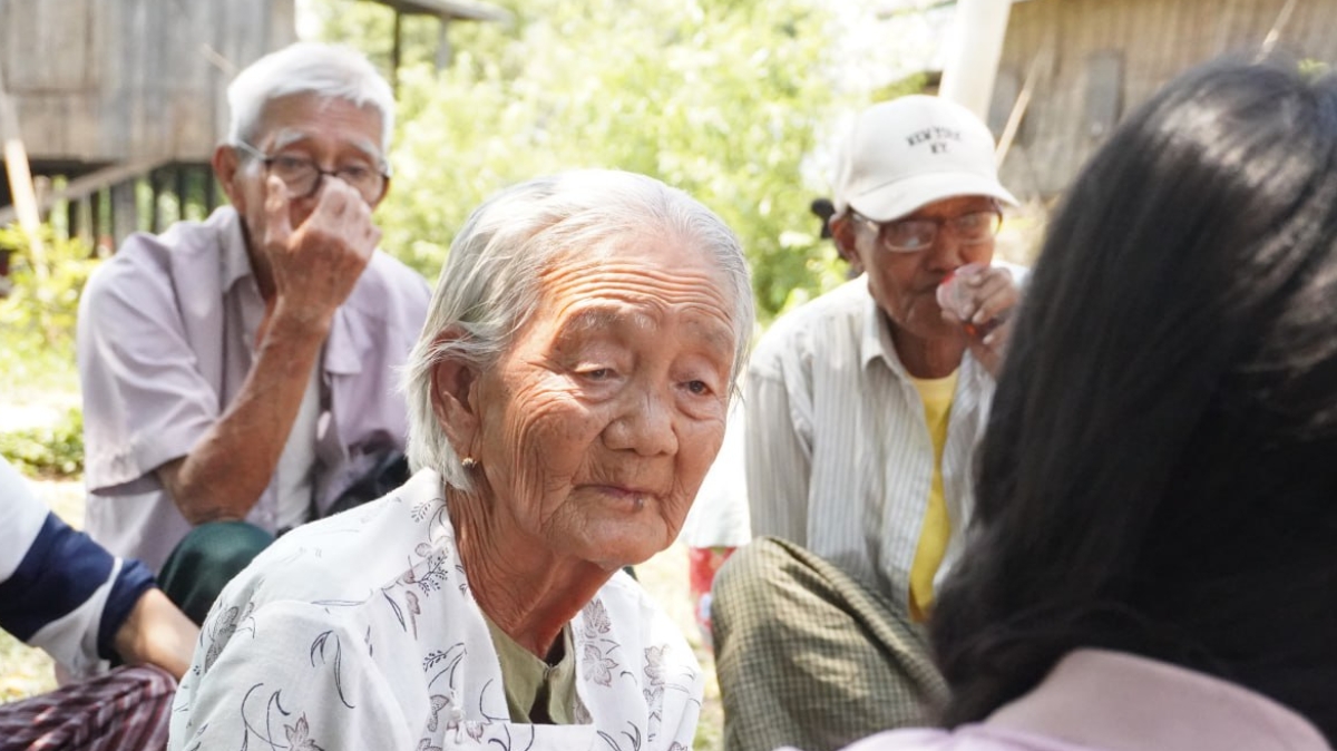 “Meiddia i ddim cysgu yn fy nhŷ mwyach.  Mae wedi ei ddifrodi ac mewn perygl o ddymchwel.  Dwi ofn mynd i fewn. Dwi'n eistedd ar y llawr y tu ôl i'r tŷ, mae'n fwy diogel" Daw Than Tin, 85 

Bydd eich rhoddion yn helpu goroeswyr fel Daw.  Cyfrannwch yn dec.org.uk